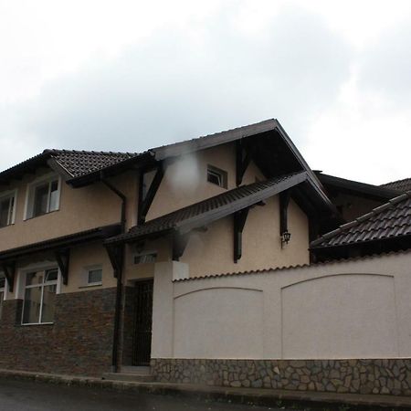 Отель Casa Ianis Брашов Экстерьер фото