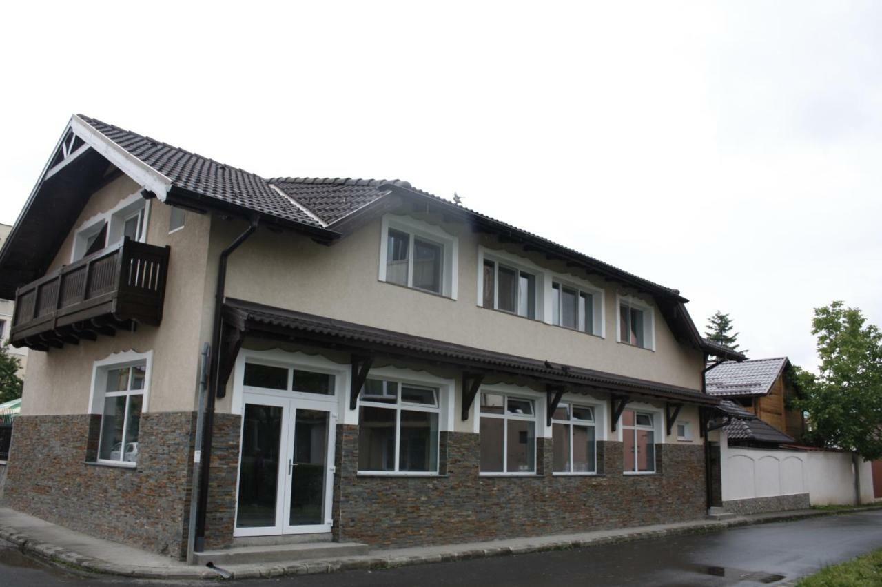 Отель Casa Ianis Брашов Экстерьер фото