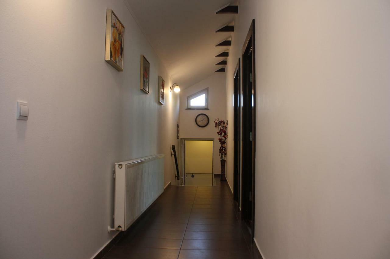 Отель Casa Ianis Брашов Экстерьер фото